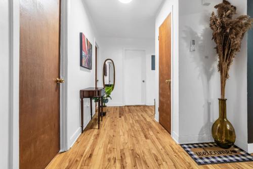 Cozy 3 Bedrooms Montreal near Le Gout De la Thailande