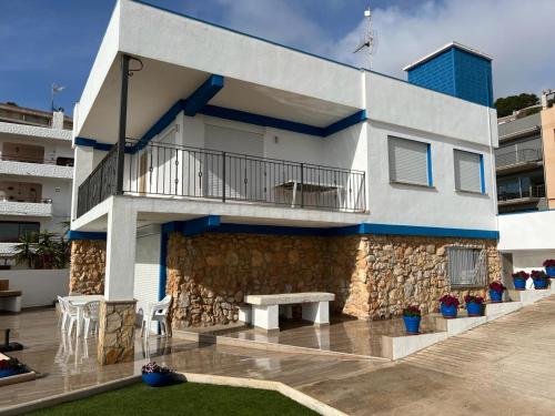 Five-Bedroom House image 3