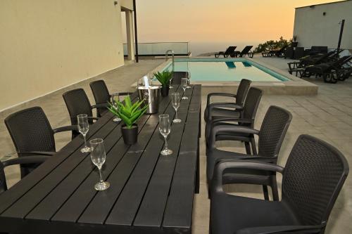 Skats, Villa Panorama - Private heated pool and jacuzzi with ocean view in Ivanica