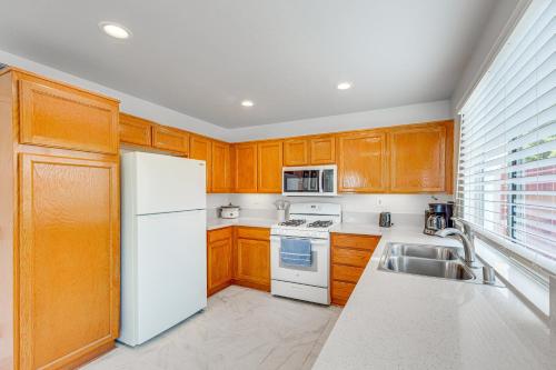 Pet-Friendly Hawthorne Home Patio and Fenced Yard! in Hawthorne, USA