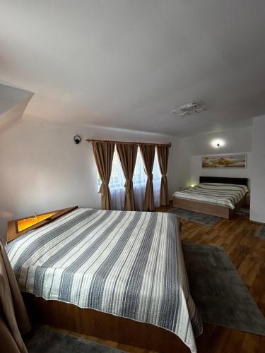 1 king bed, 1 queen bed