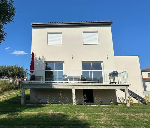 Villa du lac Naussac accès direct à la plage gîte à louer Naussac
