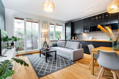 Modern 70m Apartment With Private Garden Metro, Warsaw