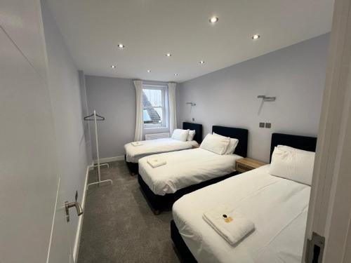 Queen Apartment - High Spec - En-Suites - 7 Guests in Abingdon
