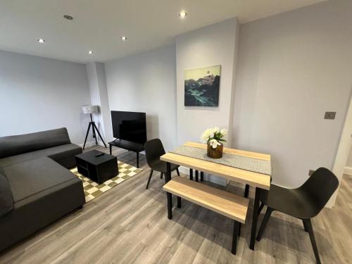 gedeelde lounge/tv-ruimte, Queen Apartment - High Spec - En-Suites - 7 Guests in Abingdon