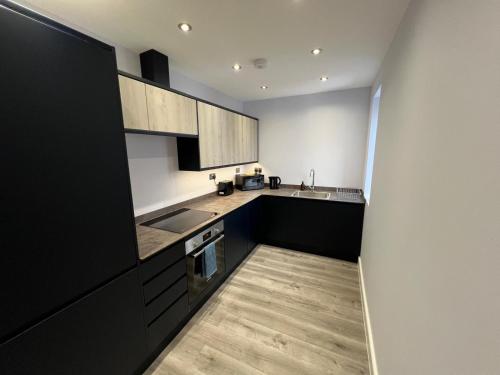 Queen Apartment - High Spec - En-Suites - 7 Guests in Abingdon