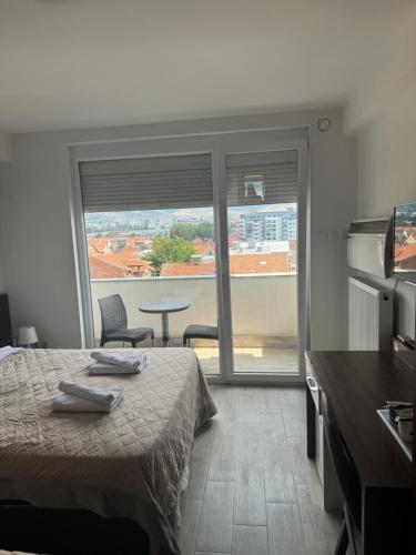 1 double bed, 1 twin bed