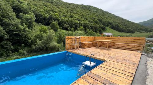 Աշխարհից հեռու Далеко от мира