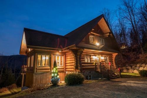 Hritage Nature Chalet With Hot Tub, In Ste-adele in Sainte-Adèle