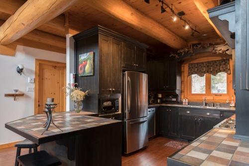 Hritage Nature Chalet With Hot Tub, In Ste-adele in Sainte-Adèle