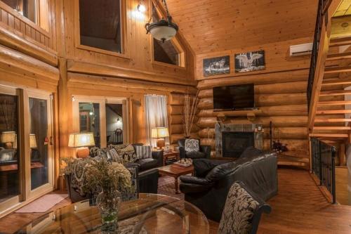 Hritage Nature Chalet With Hot Tub, In Ste-adele in Sainte-Adèle