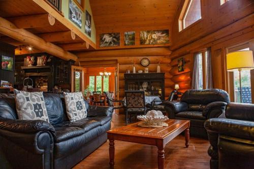 Hritage Nature Chalet With Hot Tub, In Ste-adele in Sainte-Adèle