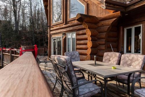 Hritage Nature Chalet With Hot Tub, In Ste-adele in Sainte-Adèle