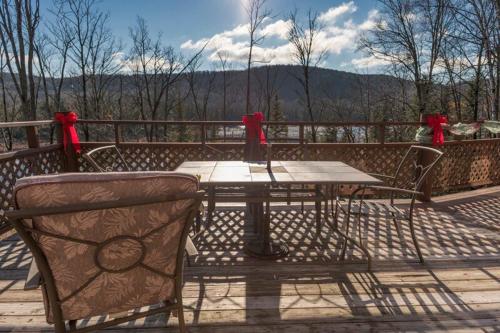 Hritage Nature Chalet With Hot Tub, In Ste-adele in Sainte-Adèle