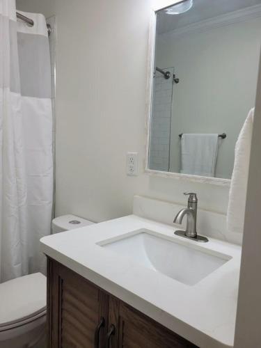 Renovated 2 Bed Walltown Home Walk To Duke! B in Durham, USA