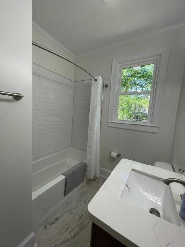 Renovated 1 Bedroom In Forest Hills - B in Durham, USA