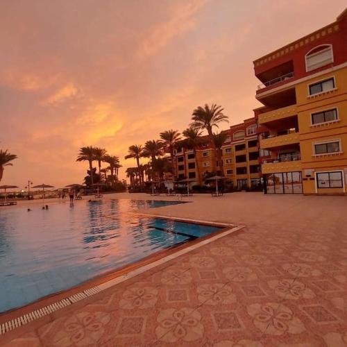 Esplanada flat with free beach