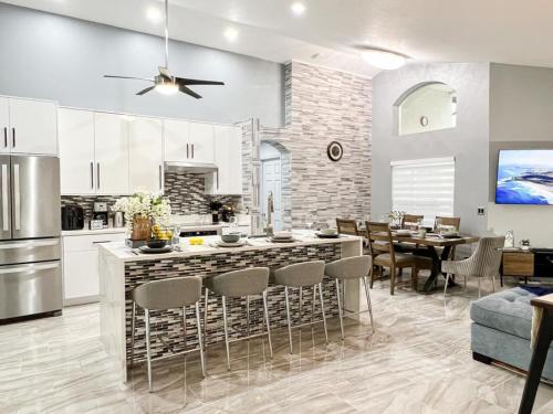 Golf Country Pool Home In Southern Dunes near Bonnet Lake