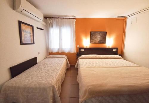 1 king bed, 1 twin bed