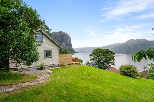 Beautiful Beach line Cabin with sauna near Pulpit Rock in Forsand