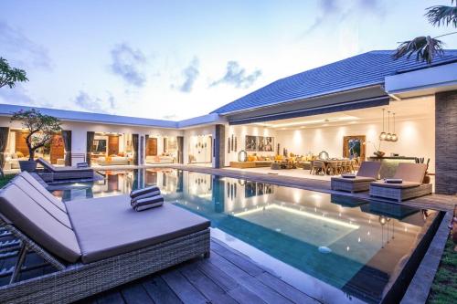 Deluxe Villa room in Stunning 6 Bedroom Villa Only 400m to the Beach