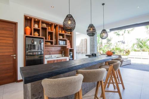 Stunning 6 Bedroom Villa Only 400m to the Beach - image 2
