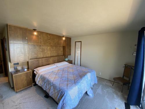 Pacific NW Mid-Century Modern Waterfront Gem Located on Raft Island home - image 22