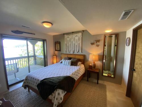 Pacific NW Mid-Century Modern Waterfront Gem Located on Raft Island home - image 38