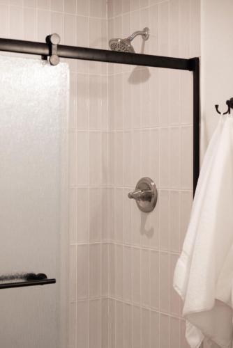 Modern Guest House Near Downtown! - image 14