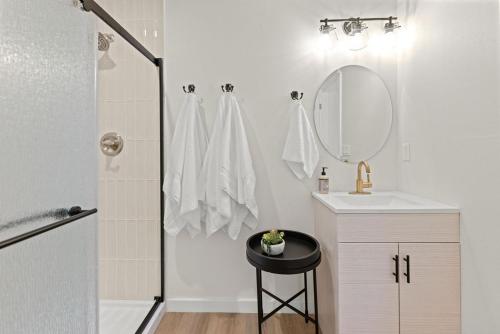 Modern Guest House Near Downtown! - image 7