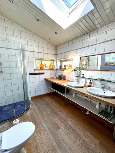 Shower, Unikt boende i egen del av hus nara stad och strand in Ystad