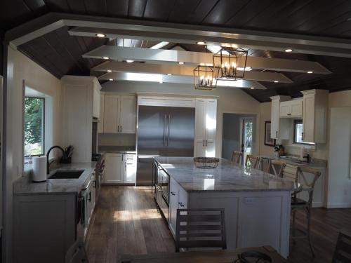 Lorlee - A Large And Luxurious Lakefront Cottage!, Woodland Beach (photo 5)