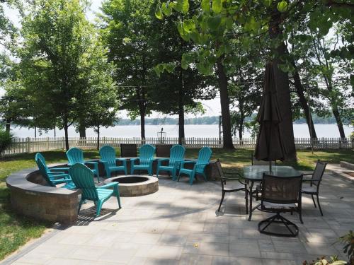 Lorlee - A Large And Luxurious Lakefront Cottage!, Woodland Beach (photo 3)