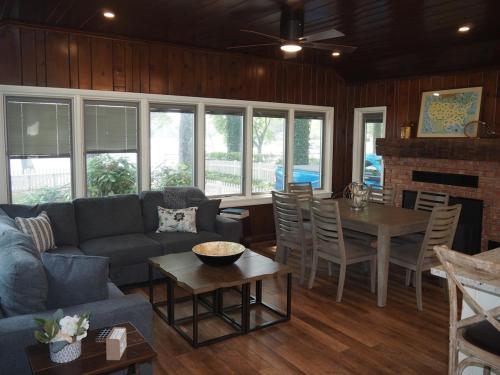 Lorlee - A Large And Luxurious Lakefront Cottage!, Woodland Beach (photo 4)