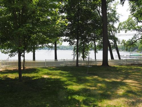 Lorlee - A Large And Luxurious Lakefront Cottage!, Woodland Beach (photo 9)
