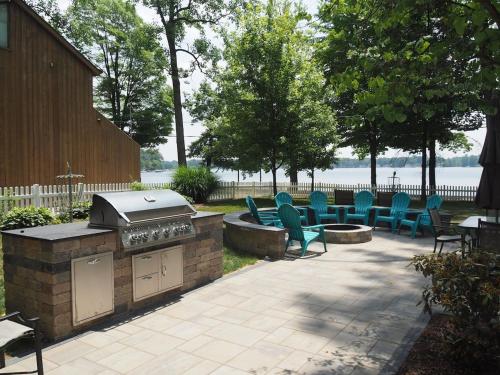 Lorlee - A Large And Luxurious Lakefront Cottage!, Woodland Beach (photo 10)