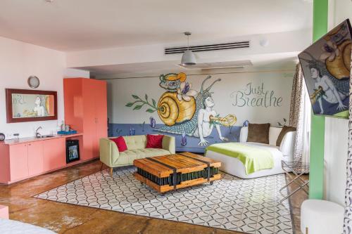 Queen Room with Balcony - Snail Yoga image 3