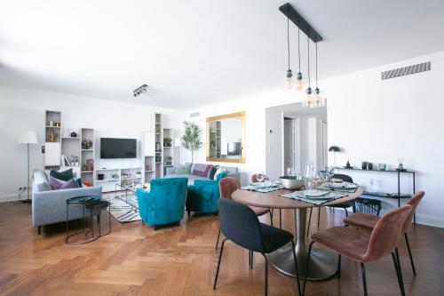 Magnificient 2 Bedrooms With Terrace Next To Champs-elysees - Pc62b - Salle Pleyel