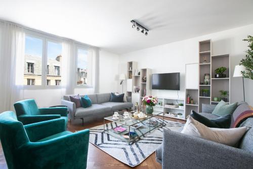 Magnificient 2 Bedrooms with terrace next to champs-elysées - PC62B, Paryż