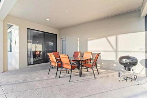 Grand Exclusive 4BR Pool Home near Disney Parks - image 3
