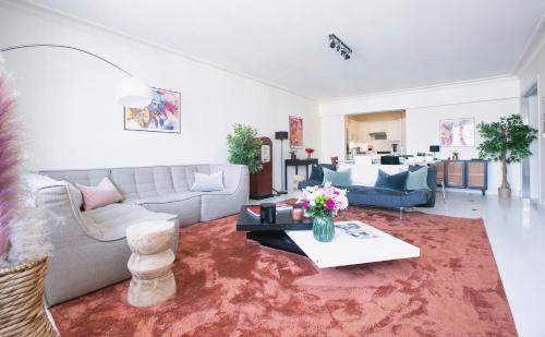 Beautiful 1 Bedroom Luxury Apartment next to Champs-Elysées - PC62A