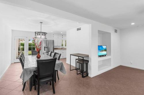 NEW Indio Oasis Salt Water Pool & Self Check-In in Indio, USA
