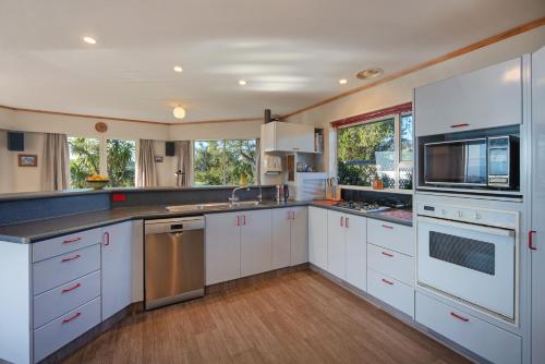 Sunny Bayview Retreat in Enner Glynn