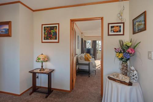 Sunny Bayview Retreat in Enner Glynn