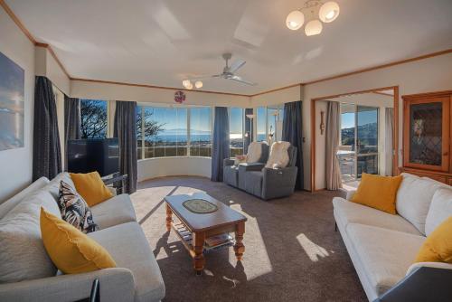 Sunny Bayview Retreat in Enner Glynn