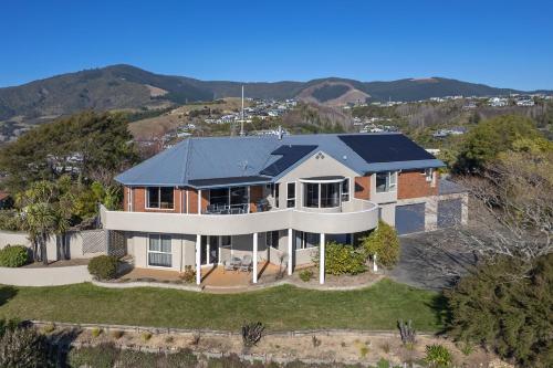 Sunny Bayview Retreat in Enner Glynn