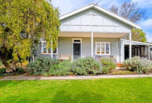 A szálláshely kívülről, Cosy, 1930s Country Style Cottage in Mount Barker WA in Mount Barker (Nyugat-Ausztrália)