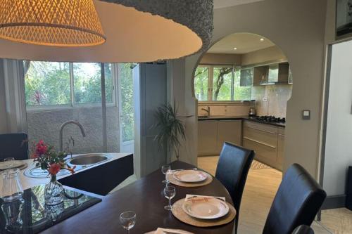 廚房, holiday home with indoor pool, Le Porge in 拉溥