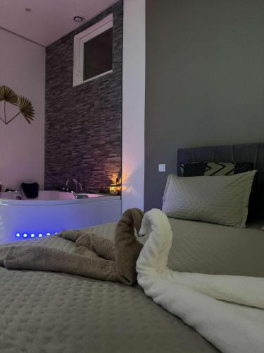 Suite GOLD by L Amaryllis I Jacuzzi & Sauna privé I Centre Béziers Arrivée autonome