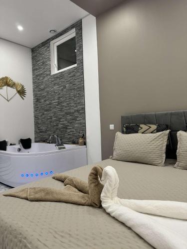 Suite GOLD by L Amaryllis I Jacuzzi & Sauna privé I Centre Béziers Arrivée autonome